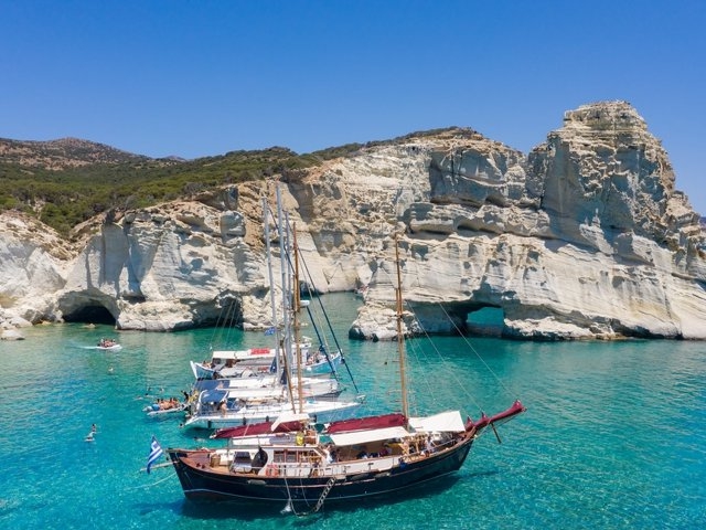 Traversier Vers de Milos depuis les ports d'Athènes (Pirée/Lavrio)